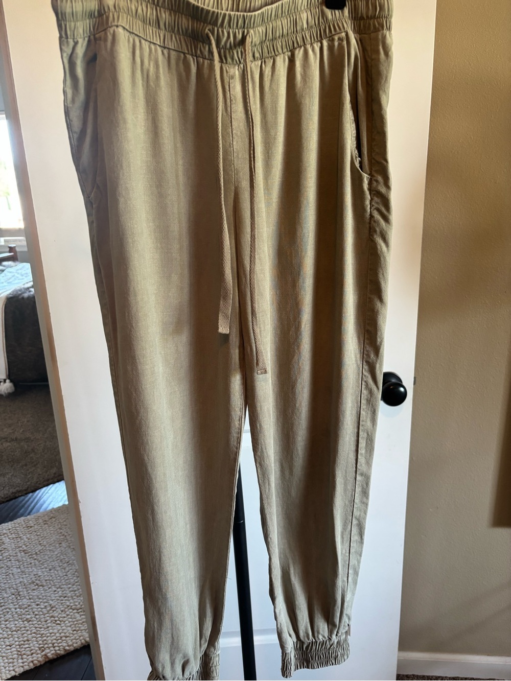 cloth & stone relaxed drawstring joggers in tan